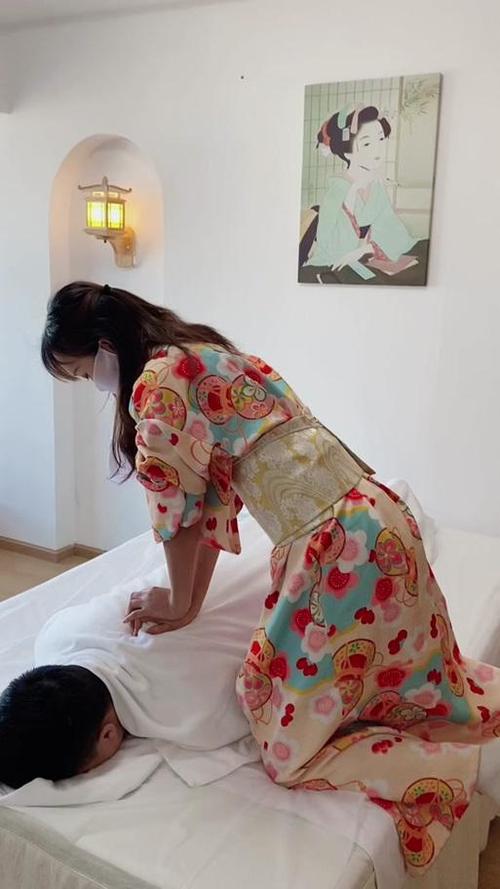 美女老师亲热的相关介绍