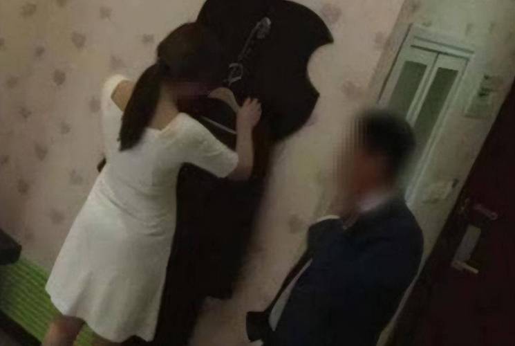 操性感美女老师的相关介绍