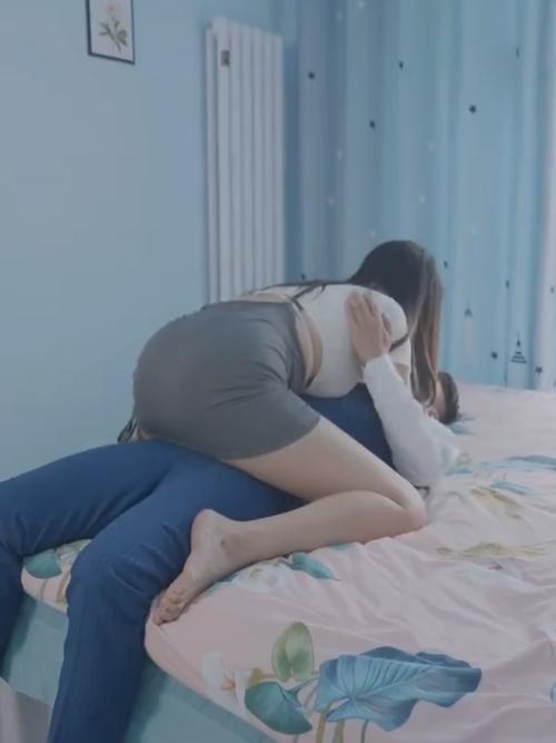 一边亲着一边摸网站的相关介绍