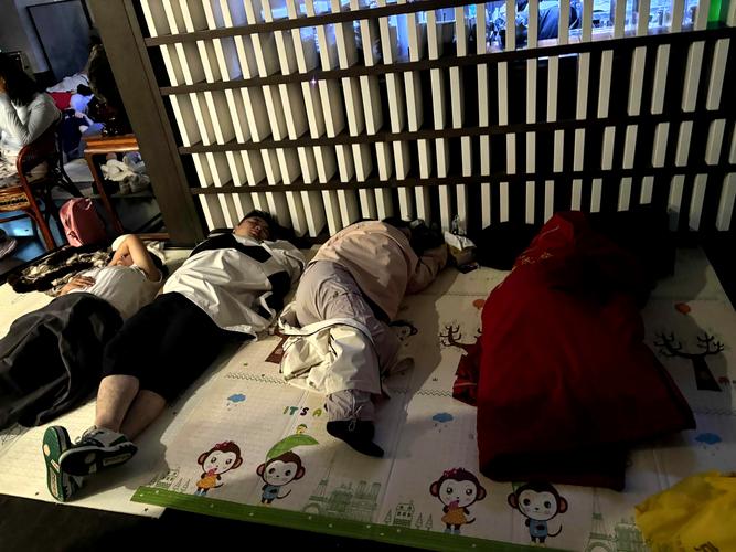 少妇av综合的相关介绍